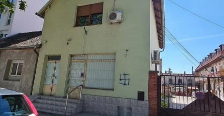 Kukasti krst iscrtan na zgradi Islamske zajednice u Novom Sadu