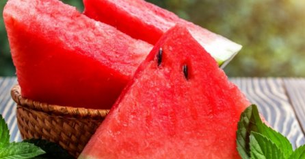 OD DANAS PRESTANITE DA BACATE KOŠTICE LUBENICE! Nauka je pokazala zašto treba da ih gutamo BEZ RAZMIŠLJANJA!