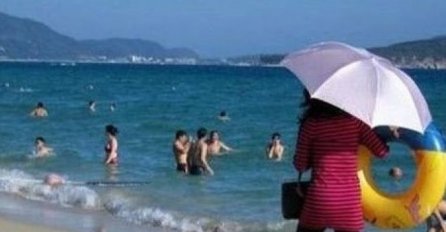 OVA SLIKA SA PLAŽE NASMIJALA JE SVE NA FACEBOOKU: Samo pogledajte u njene noge i sve će vam biti jasno (FOTO)