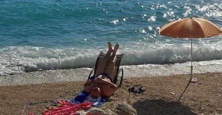 SLIKA LIKA SA PLAŽE U HRVATSKOJ POSTALA HIT: Pogledajte šta radi na plaži i sve će vam biti jasno (FOTO)