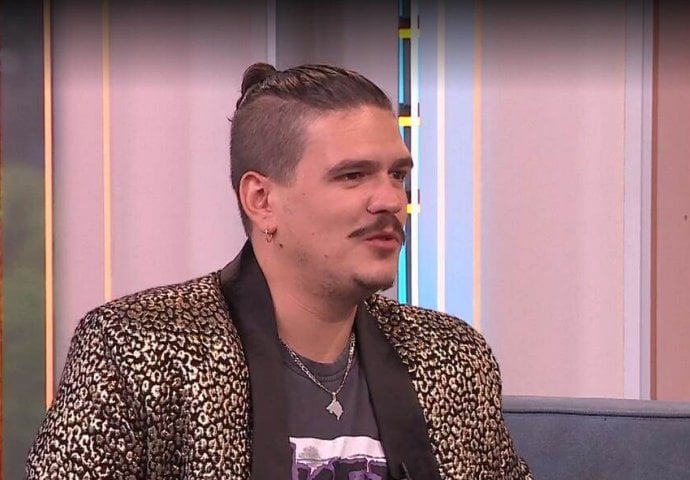 NOSI DIOPTRIJSKE NAOČALE, POGLEDAJTE KAKO SADA IZGLEDA ISAK ŠABANOVIĆ: Drugačiji stajling, mnogi su iznenađeni (FOTO)