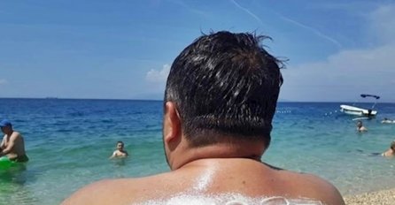 ŽENA JE MUŽA ZAŠTITILA OD JAKOG SUNCA NA PLAŽI, ALI NIJE IMAO POJMA ŠTA MU PIŠE NA LEĐIMA: Svi su gledali u ovog čovjeka, a on nije ni slutio...