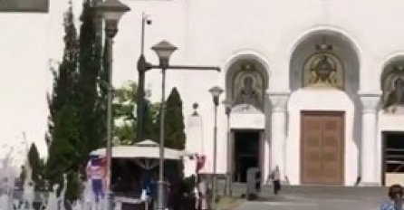 PRIZOR ŠOKIRAO NAROD U SRBIJI - ŽENA SE SKINULA U KUPAĆI KOSTIM i legla u fontanu ispred Hrama Svetog Save: Donji dio slike će vas ostaviti bez riječi
