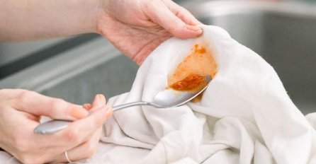 TRI savjeta kako da najlakše i najefikasnije uklonite FLEKE od crvenog i bobičastog VOĆA