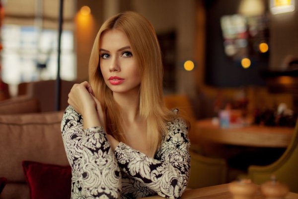 53080-devojka-sedi-u-kaficu-ls