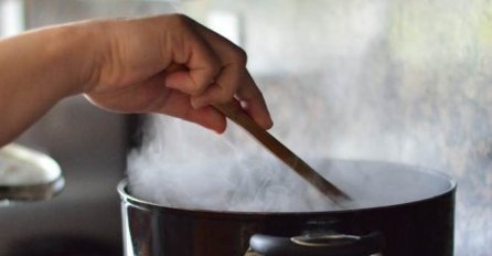 KAKO PREŽIVJETI KUHANJE NA VRUĆINAMA? Evo nekoliko savjeta kako da spremite ukusne obroke a da se ne "istopite" pored šporeta!