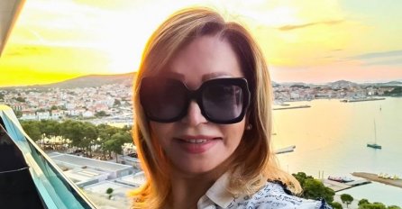 NEDA UKRADEN U 71. GODINI POZIRALA SA DUBOKIM PROREZOM NA HALJINI: Svi joj gledaju u noge, PLJUŠTE KOMENTARI