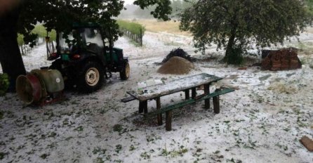 NEZAPAMĆENO NEVRIJEME ZAHVATILO REGION, padao grad veličine oraha: Uništeni usjevi, sve se zabijelilo 