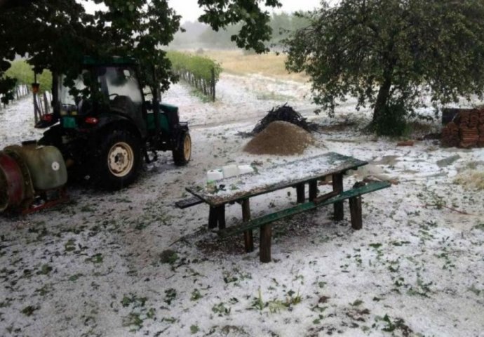 NEZAPAMĆENO NEVRIJEME ZAHVATILO REGION, padao grad veličine oraha: Uništeni usjevi, sve se zabijelilo 