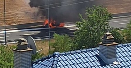 Auto se zapalio na autoputu, majka i djeca se spasili u zadnji čas