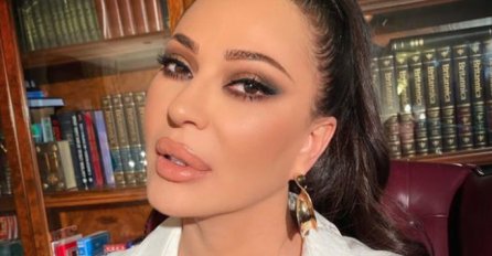 CECA NAPUSTILA SRBIJU, SVI GLEDAJU JEDAN DETALJ IZ AVIONA: Bez skupe šminke, nosi masku- EVO ŠTA NA NJOJ PIŠE