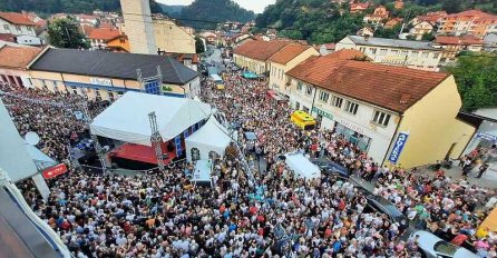 HILJADE LJUDI STIGLO NA POBJEDNIČKI KONCERT MAHIRA MULALIĆA: Pogledajte prizor iz Gračanice, TU JE I MARIJA, DŽEJLA ...