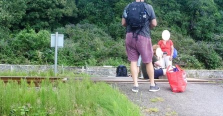 OVA SLIKA RODITELJA I DJETETA SA STANICE OBILAZI INTERNET: "Ovo je jezivo i dešava se sve češće, ljudi su SPREMNI NA SVE"