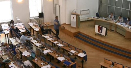 Dževad Poturak donio metle i lopate na sjednicu Skupštine KS kao poklon Vladi