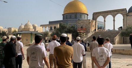 Desetine izraelskih doseljenika provalilo u kompleks Al-Akse