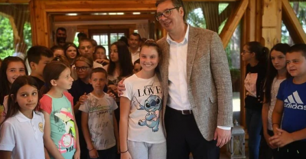Vučić ugostio "srpsku djecu" iz FBiH i Hrvatske: Volite Srbiju, ali i mjesta u kojima živite