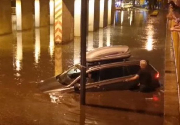 Grad u Srbiji pogodilo jako nevrijeme, automobili ostali zaglavljeni u vodi