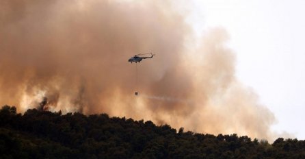 Veliki požar na Čiovu, gori blizu kuća, gasi ga 100 vatrogasaca i 3 kanadera