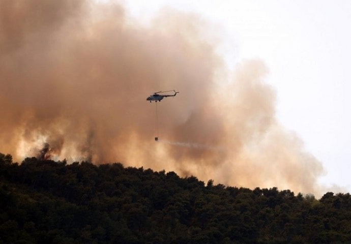 Veliki požar na Čiovu, gori blizu kuća, gasi ga 100 vatrogasaca i 3 kanadera