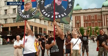 Sramno ponašanje grupe provokatora u Beogradu: Skandiraju Ratku Mladiću