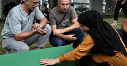 Izneseni tabuti iz Fabrike akumulatora, porodice se opraštaju od najmilijih