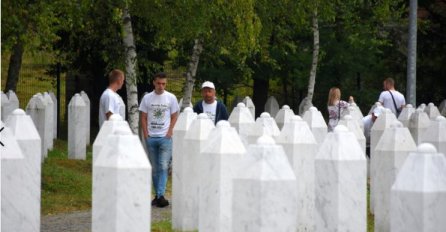 Porodice od jutarnjih sati pristižu u Potočare