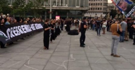 „Žene u crnom“ šutnjom odale počast žrtvama, desničari uzvikivali ime zločinca Mladića