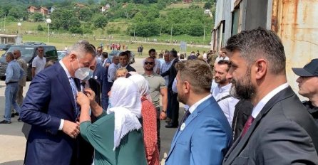 Milo Đukanović stigao u Potočare, majke mu okačile cvijet Srebrenice