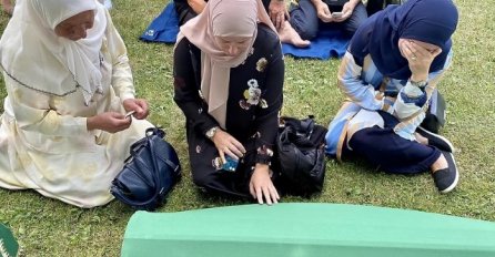 Porodice se opraštaju od svojih najmilijih: Suze kvase tabute, a jecaji odzvanjaju Potočarima