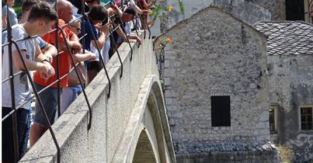 Skokom sa Starog mosta bez aplauza obilježena godišnjica genocida u Srebrenici