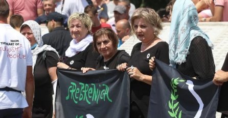 Žene u crnom iz Srbije došle su u Potočare da odaju počast žrtvama genocida