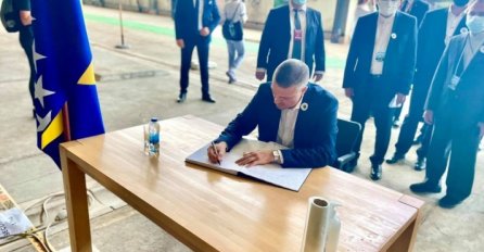 Vojin Mijatović danas se u Potočarima poklonio srebreničkim žrtvama