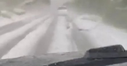 Kao da je januar: Grad je prekrio cestu, jako nevrijeme i padavine sručile su se oko Bjelašnice