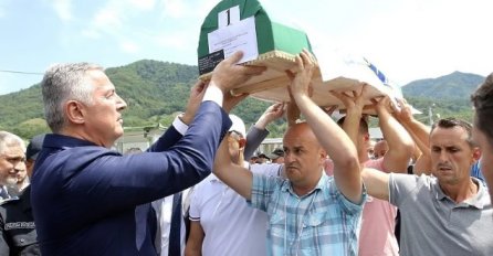 Milo Đukanović i Čedomir Jovanović nosili tabute žrtava genocida u Srebrenici