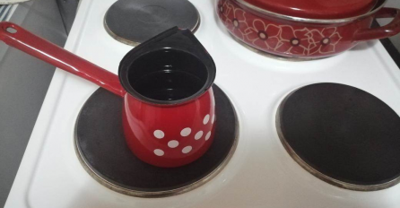 ČIM POPIJETE KAFU, TRČITE NA WC? DOKTORI POJASNILI: Evo šta vam se događa u organizmu, NISMO IMALI POJMA