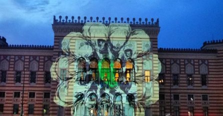 DA SE NIKADA NE ZABORAVI: Vijećnica osvijetljena Cvijetom Srebrenice