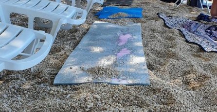 Darko sa porodicom došao na plažu u Tučepe i zatekao red ležaljki: Pomaknuli su jednu da stave peškir, a onda je nastao SKANDAL! 