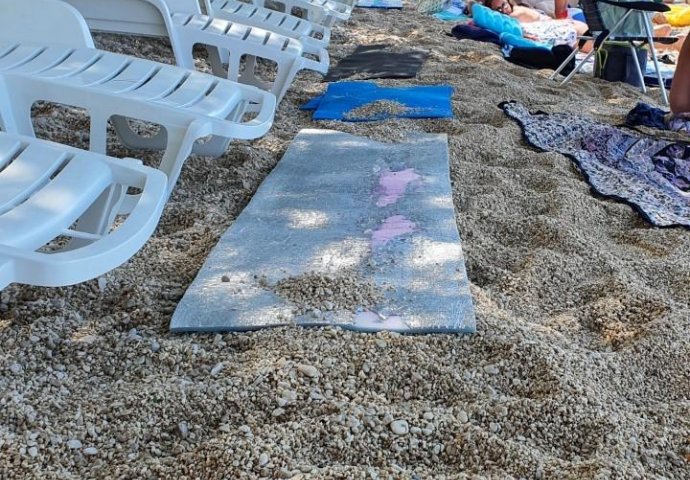 Darko sa porodicom došao na plažu u Tučepe i zatekao red ležaljki: Pomaknuli su jednu da stave peškir, a onda je nastao SKANDAL! 