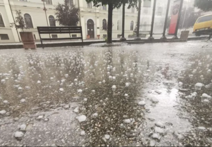 SNAŽNO NEVRIJEME, JAK PLJUSAK, PADAO GRAD VELIČINE LJEŠNJAKA: Niš pogodilo nevrijeme