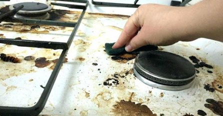 OVAJ DOMAĆI SPREJ UKLANJA I NAJTVRDOKORNIJU MASNOĆU IZ RERNE: Za pripremu su vam potrebna samo 2 sastojka! (VIDEO)