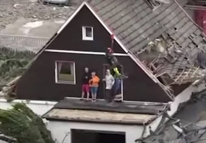 Poplave u Njemačkoj: Helikopterima spašavaju ljude s krovova (VIDEO)