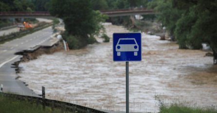 U poplavama u Njemačkoj poginulo 59 osoba, Merkel obećala pomoć