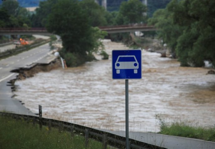 U poplavama u Njemačkoj poginulo 59 osoba, Merkel obećala pomoć