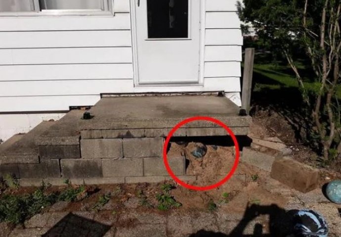 PRIJE 2 GODINE KUPIO JE OVU KUĆU, kad je raskopao temelje ispod stepenica ostao u šoku: POGLEDAJTE ŠTA JE PRONAŠAO, SLIKE ODMAH OBJAVIO (FOTO)