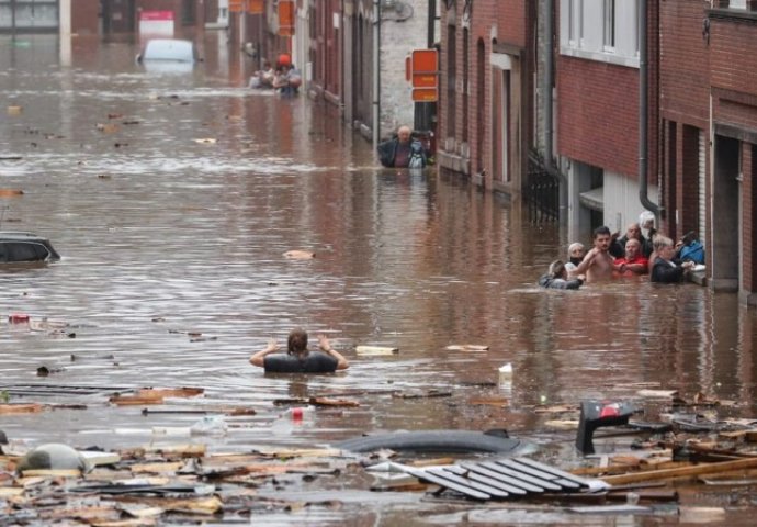 Stotine ljudi evakuirano nakon probijanja nasipa u Nizozemskoj