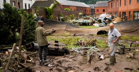 Gradonačelnik u Belgiji davao izjavu, iza njega poplava srušila kuću