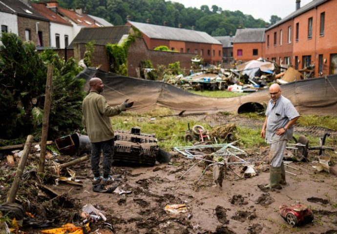 Gradonačelnik u Belgiji davao izjavu, iza njega poplava srušila kuću