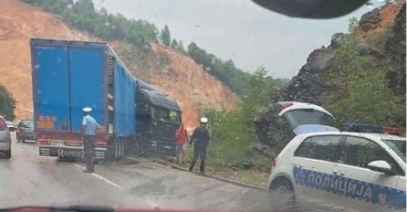 Saobraćajna nesreća u BiH: Šleper sletio s puta, saobraćaj se odvija jednom trakom