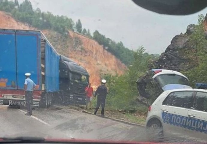 Saobraćajna nesreća u BiH: Šleper sletio s puta, saobraćaj se odvija jednom trakom