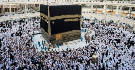 Vjernici pristižu na drugi hadž tokom pandemije